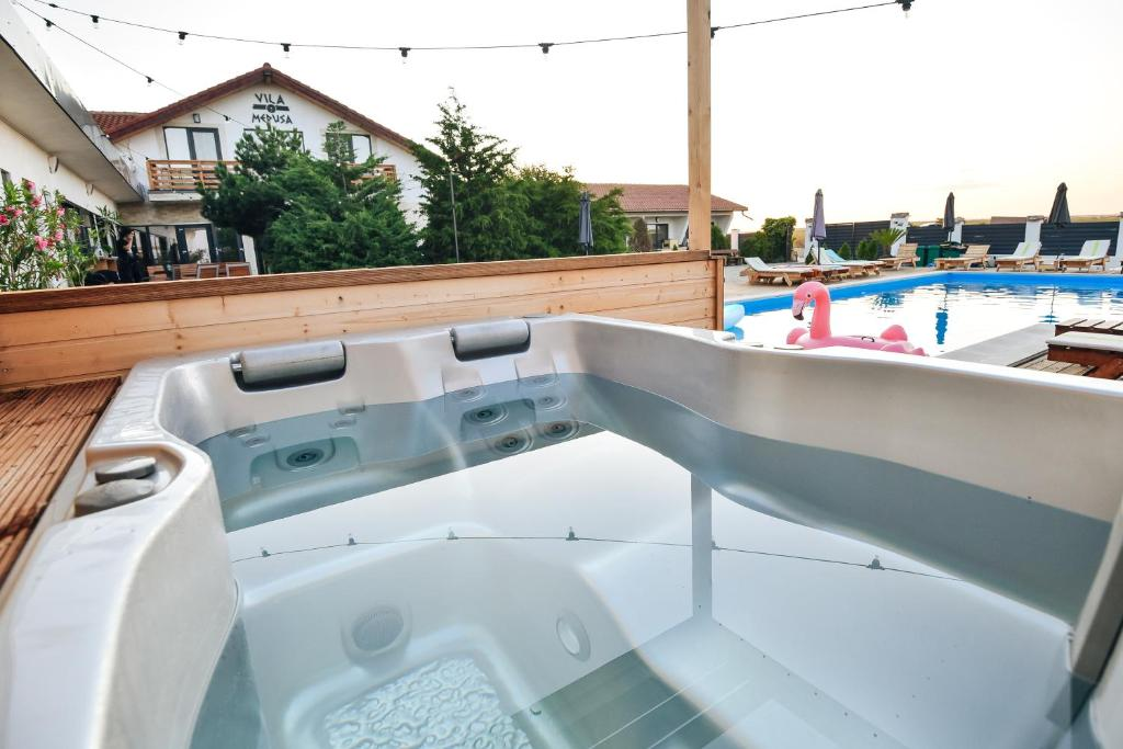 Jacuzzi ridicat cu macara pe un bloc din Bacău