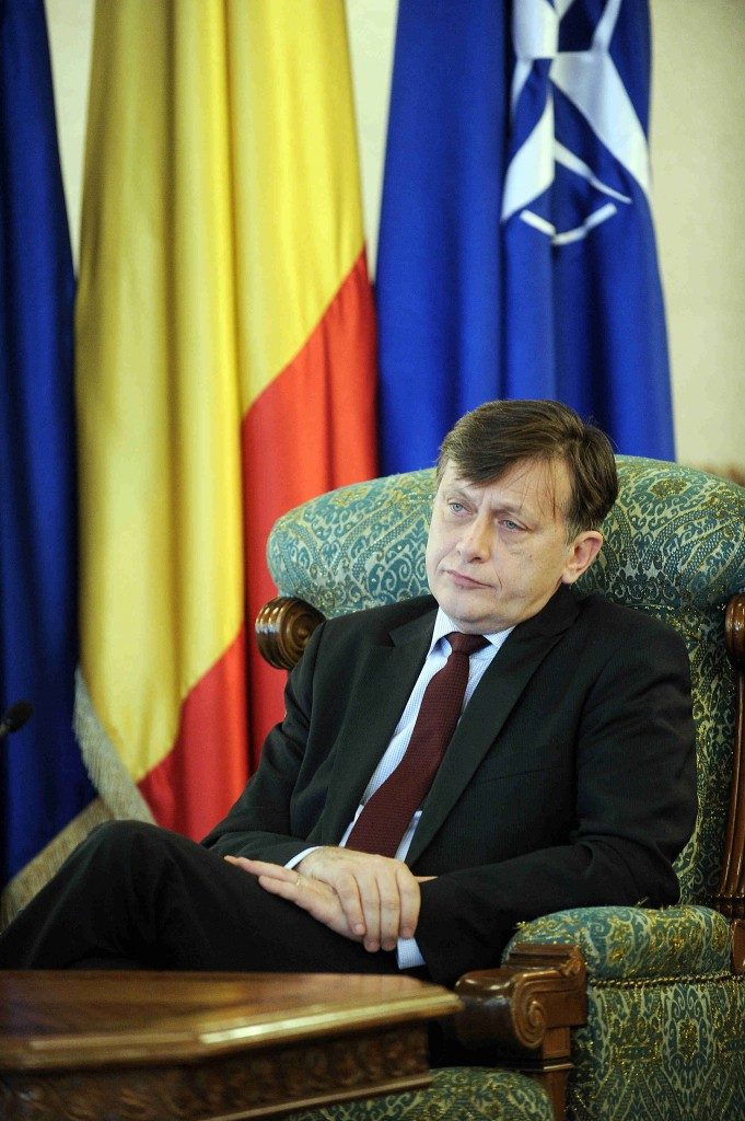 Crin Antonescu profesor titular: Timp de 24 de ani blocat Crin Antonescu profesor titular: Timp de 24 de ani blocat