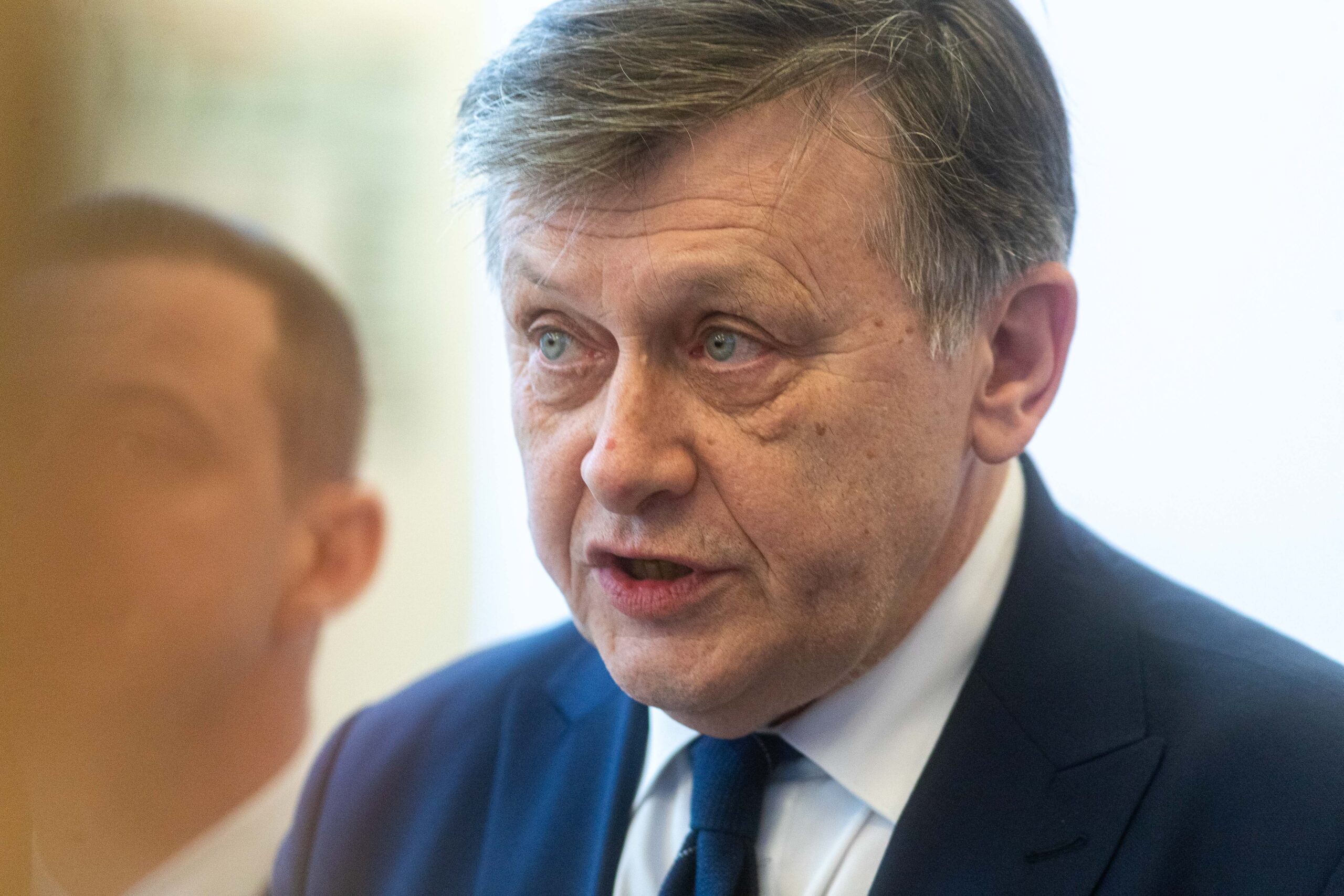 VIDEO Antonescu spune că nu vrea să schimbe guvernul după prezidențiale, pentru cooptarea USR: „Nu mă voi apuca să intrigăresc prin Parlament” VIDEO Antonescu spune că nu vrea să schimbe guvernul după prezidențiale, pentru cooptarea USR: „Nu mă voi apuca să intrigăresc prin Parlament”