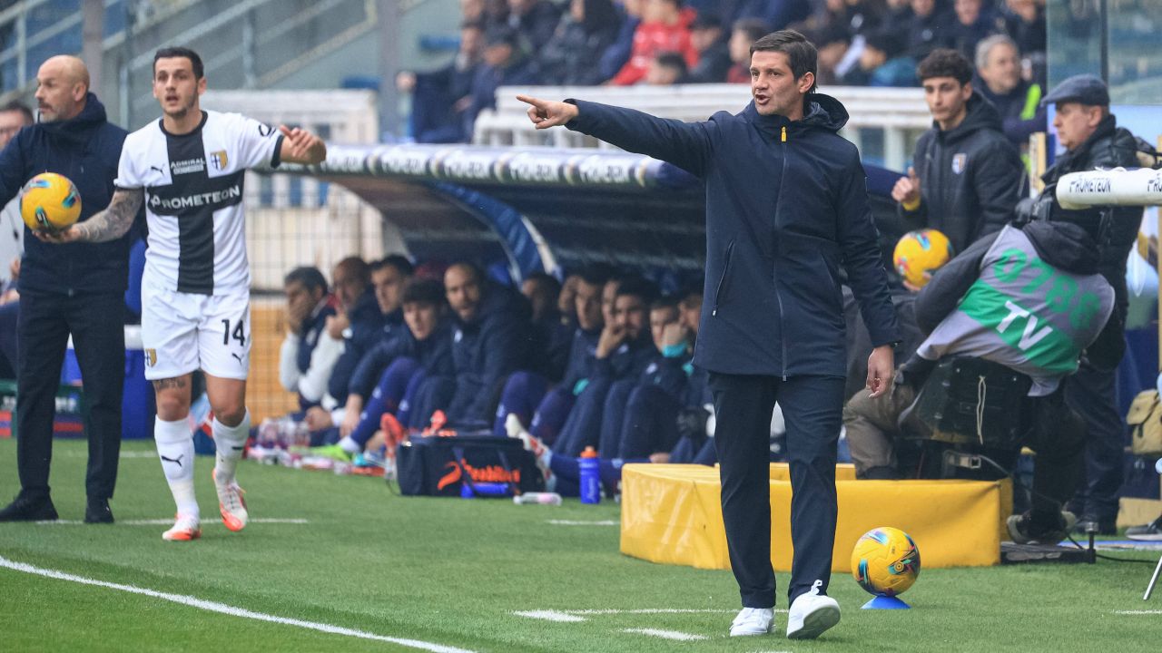 Cristian Chivu debutează ACUM ca antrenor în Serie A, în Parma -0. Bonny transformă cu precizie o lovitură de la 11 metri Cristian Chivu debutează ACUM ca antrenor în Serie A, în Parma -0. Bonny transformă cu precizie o lovitură de la 11 metri