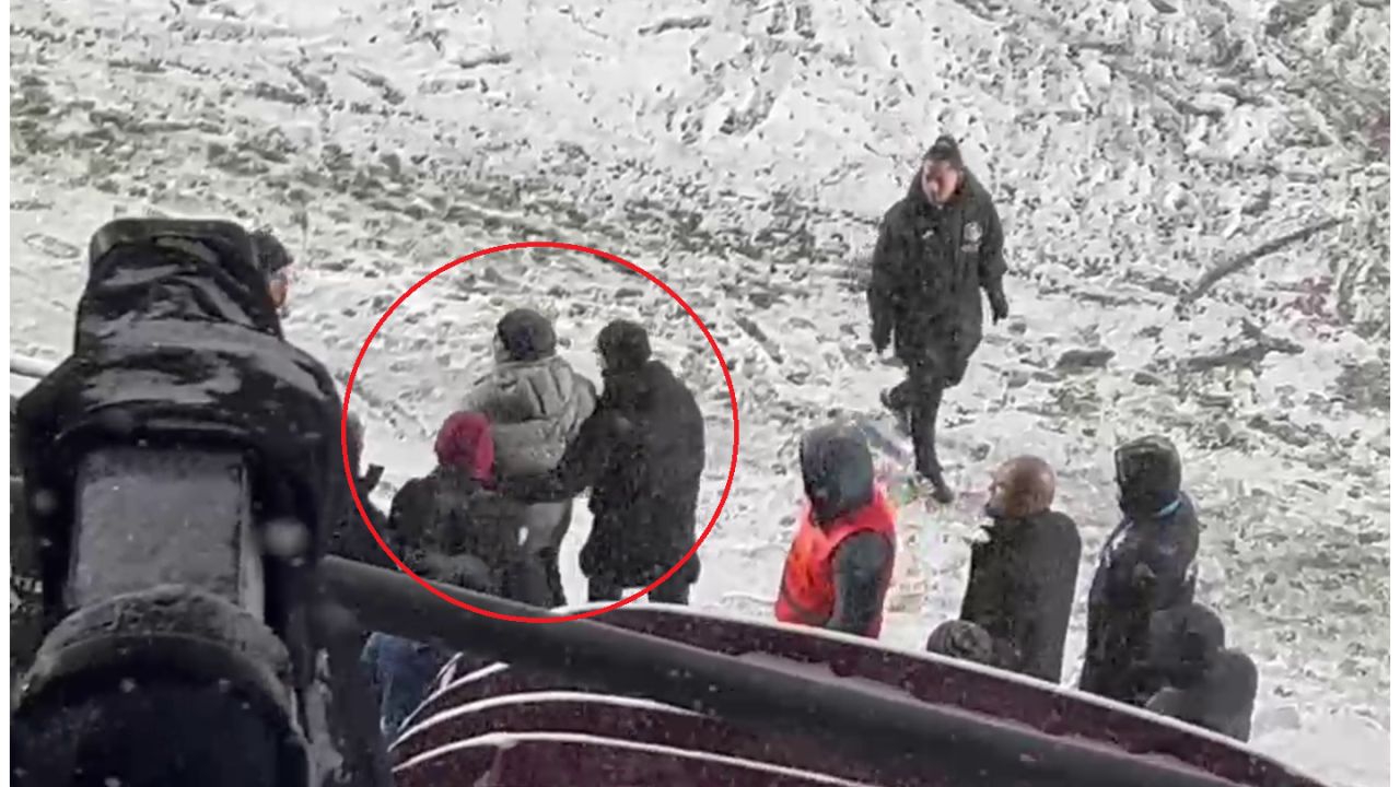 Marius Șumudică, asaltat cu bulgări de zăpadă pe Giulești! Ce gest extrem voia să facă antrenorul Marius Șumudică, asaltat cu bulgări de zăpadă pe Giulești! Ce gest extrem voia să facă antrenorul