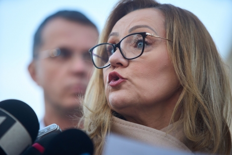 Elena Lasconi răspunde dur criticilor lui Crin Antonescu: ‘E o mitocănie / Cel mai puturos parlamentar de care am auzit vreodată’ Elena Lasconi răspunde dur criticilor lui Crin Antonescu: ‘E o mitocănie / Cel mai puturos parlamentar de care am auzit vreodată’