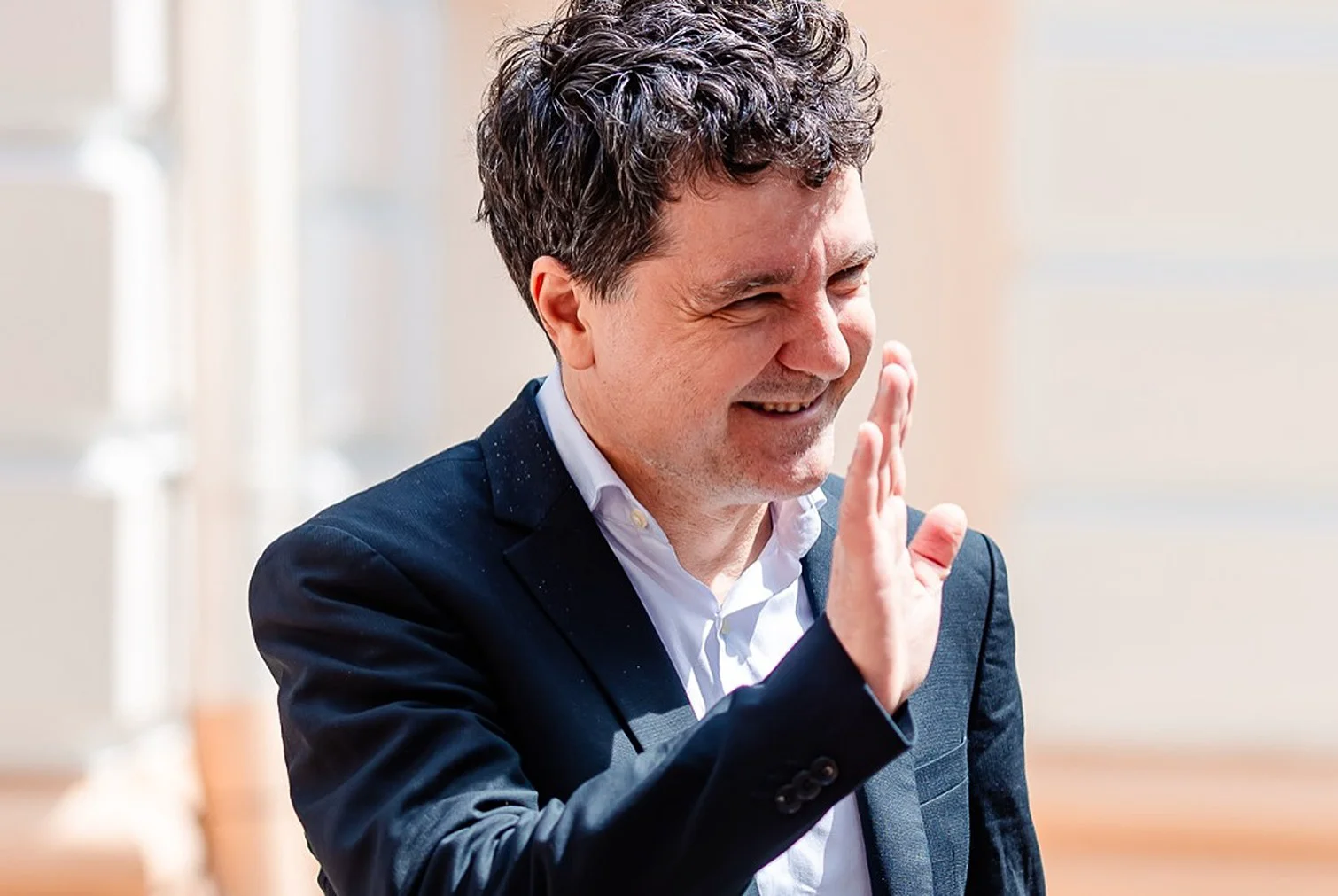 Nicușor Dan câștigă sprijin pentru alegerile prezidențiale Nicușor Dan câștigă sprijin pentru alegerile prezidențiale