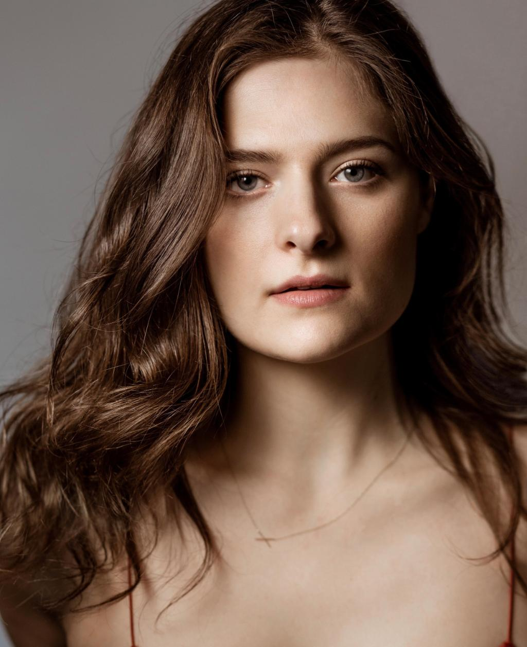 Louisa Jacobson: Auto-descoperire și curaj în viață