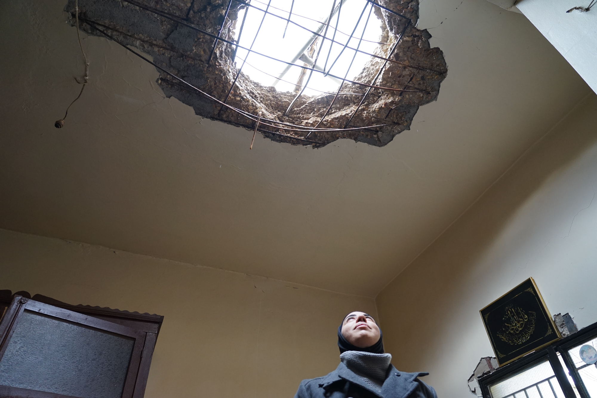 CORESPONDENȚĂ DIN LIBAN: „Ruinele duhnesc a moarte, nu știm dacă sunt animale, oameni ori frigidere cu carne stricată”. Viața printre dărâmăturile unui sat bombardat de Israel CORESPONDENȚĂ DIN LIBAN: „Ruinele duhnesc a moarte, nu știm dacă sunt animale, oameni ori frigidere cu carne stricată”. Viața printre dărâmăturile unui sat bombardat de Israel