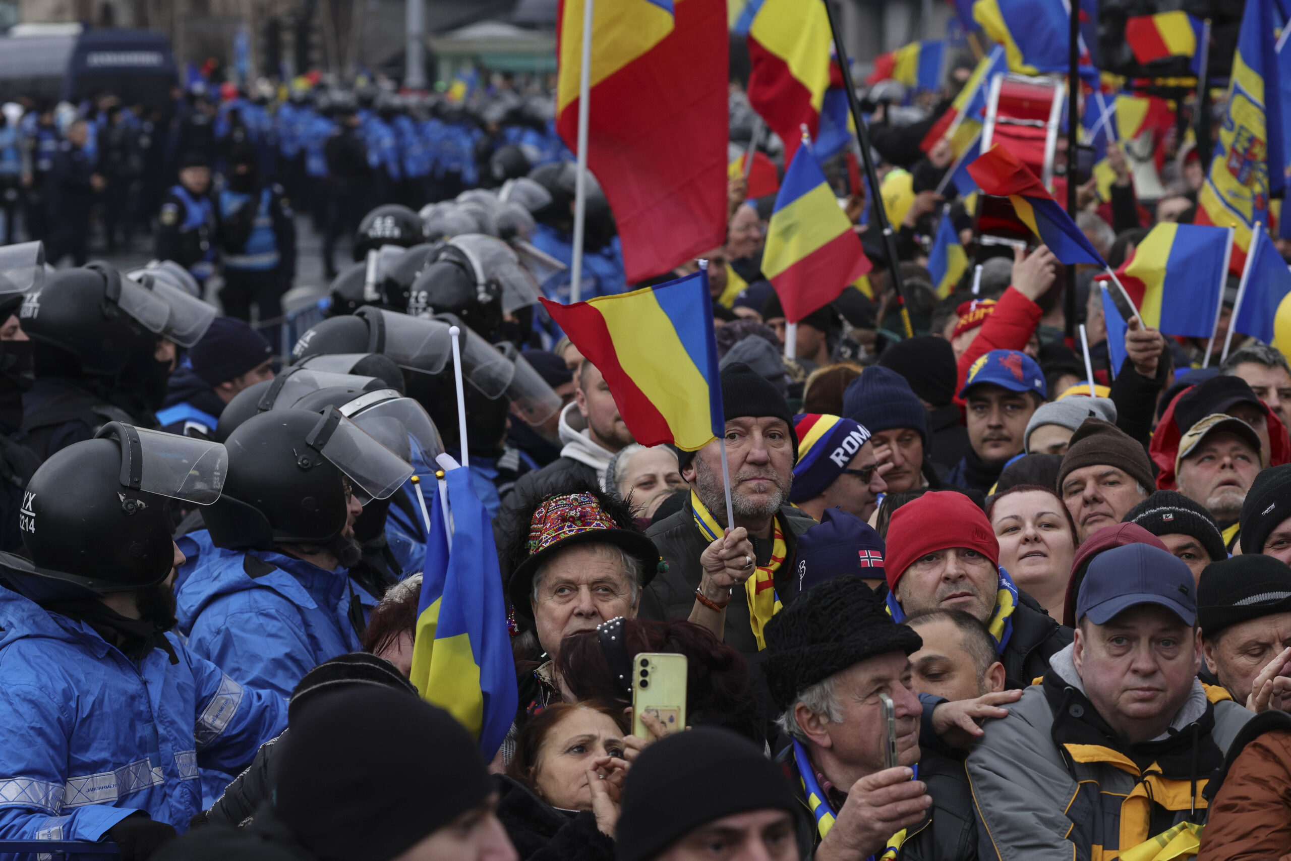 Bărbatul aflat sub control judiciar și prins cu o armă albă la protestul AUR, arestat preventiv Bărbatul aflat sub control judiciar și prins cu o armă albă la protestul AUR, arestat preventiv