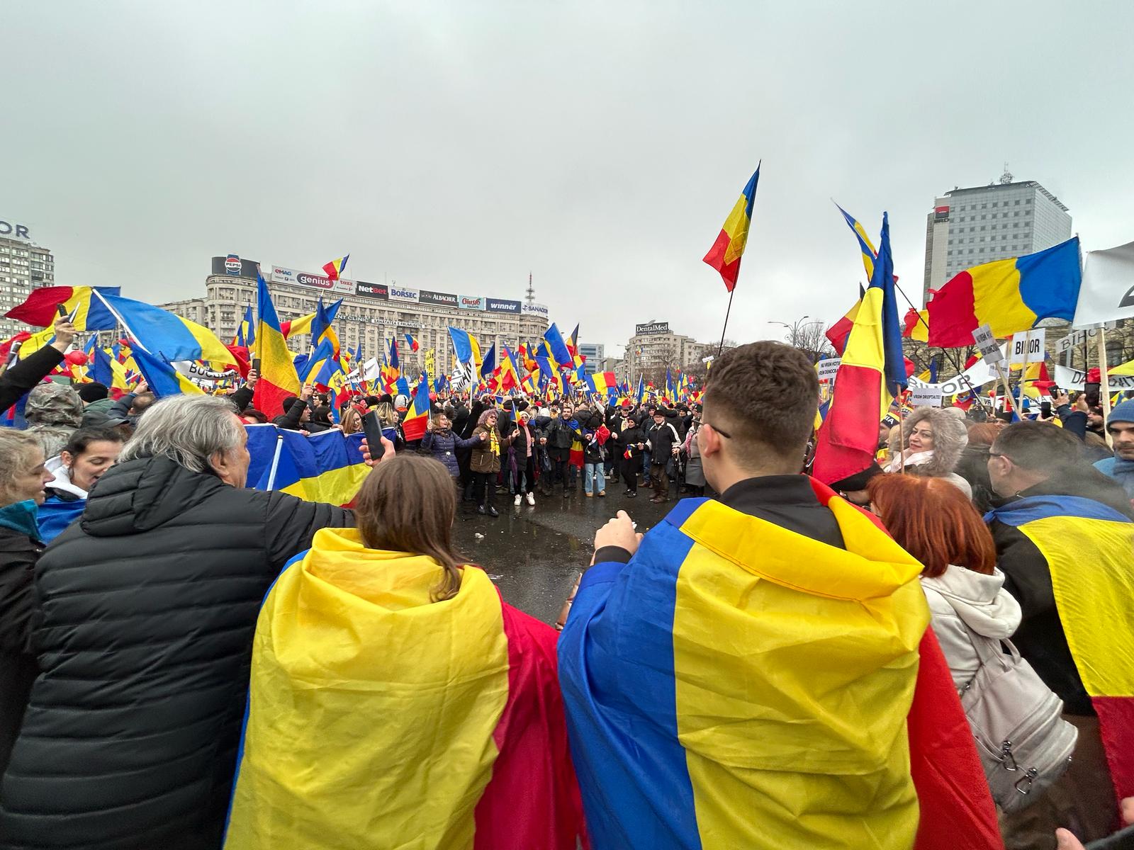 VIDEO Horă în Piața Victoriei. Georgescu, Cristela și Anca Alexandrescu, karaoke la microfon VIDEO Horă în Piața Victoriei. Georgescu, Cristela și Anca Alexandrescu, karaoke la microfon