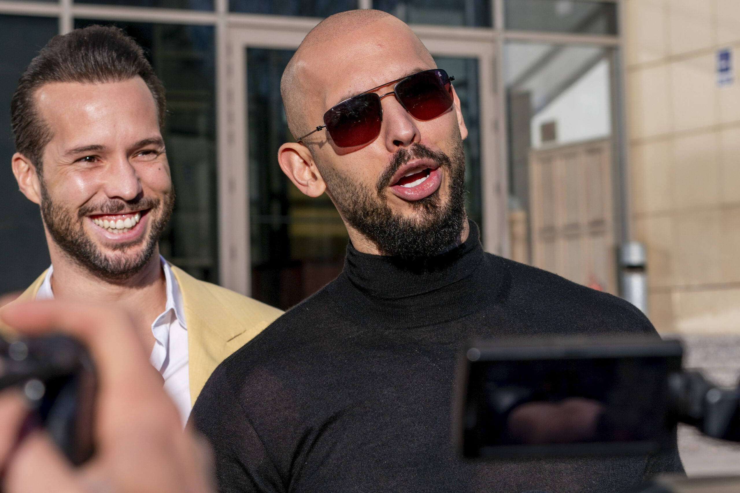 Fraţii Tate au ajuns în Florida, la bordul avionului privat cu care au plecat după ce DIICOT le-a ridicat interdicția de a părăsi România Fraţii Tate au ajuns în Florida, la bordul avionului privat cu care au plecat după ce DIICOT le-a ridicat interdicția de a părăsi România