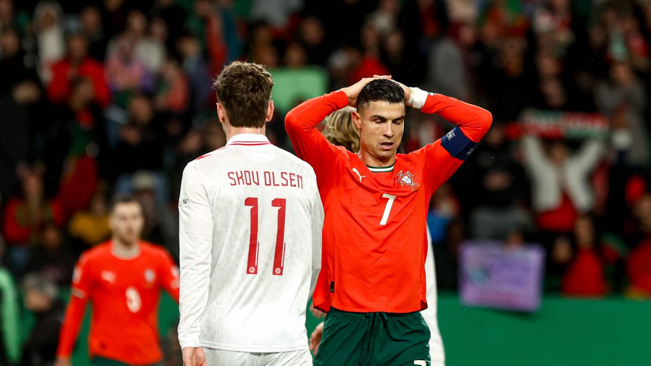 Cristiano Ronaldo, făcut praf în Portugalia, după ce a ratat un penalty cu Danemarca: ”Scadalos” / ”Lasă fotbalul!” Cristiano Ronaldo, făcut praf în Portugalia, după ce a ratat un penalty cu Danemarca: ”Scadalos” / ”Lasă fotbalul!”