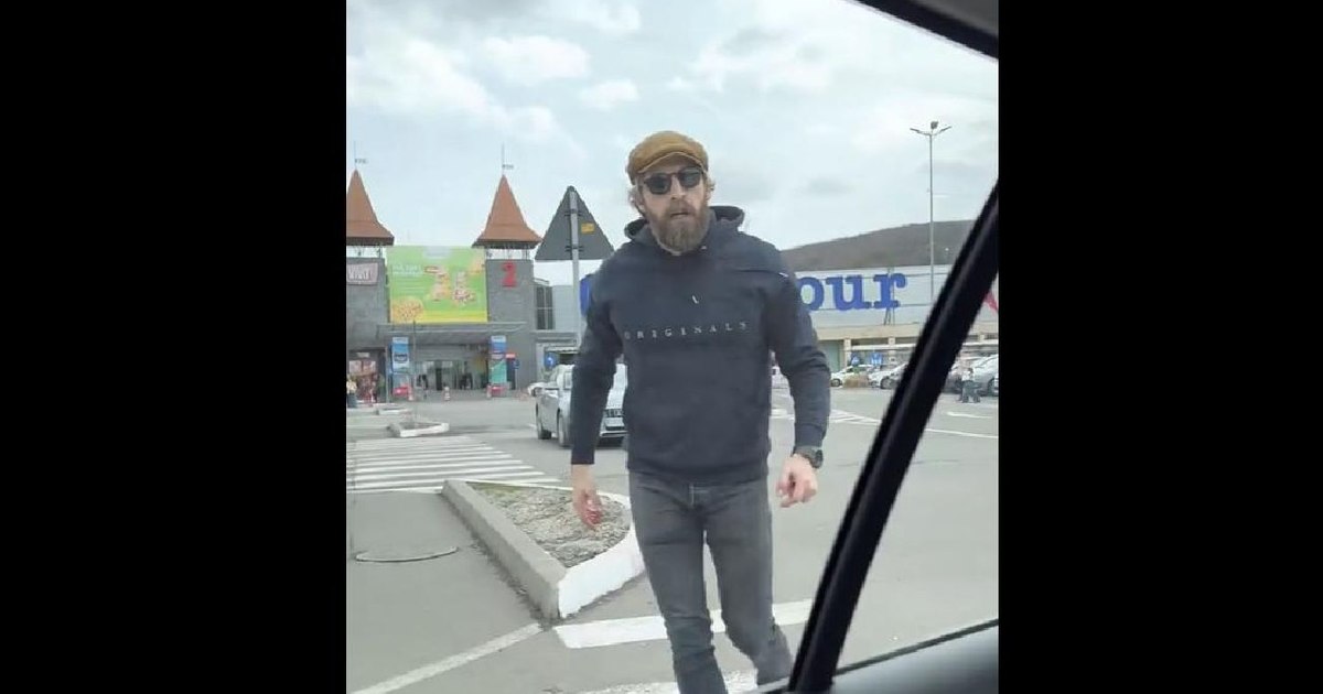 Scene șocante în parcarea unui mall din Cluj-Napoca. De ce a sărit un șofer la bătaie: „Ești cu copilul în mașină, vezi că îl sperii!”