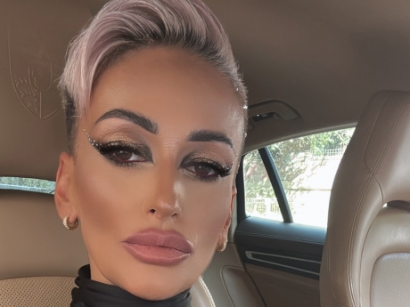 FOTO ‘Regina Întunericului’ și-a șocat invitații la petrecerea aniversară: Mesajul macabru de pe tortul în formă de sicriu