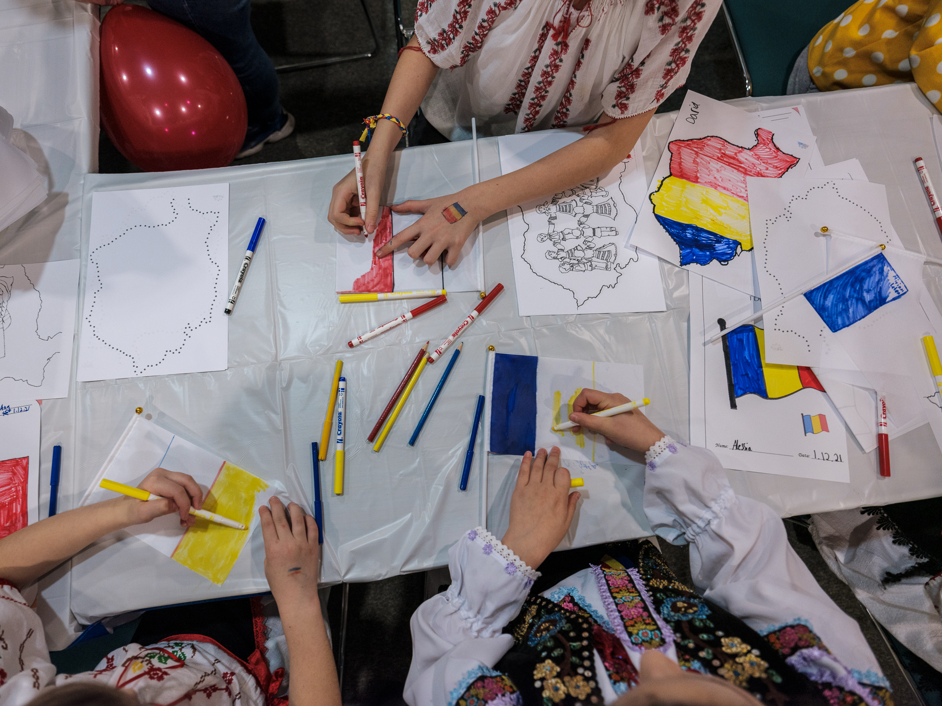 O româncă din diaspora descrie momentul istoric prin care trecem: „Acum are loc o transformare a societății în haite”