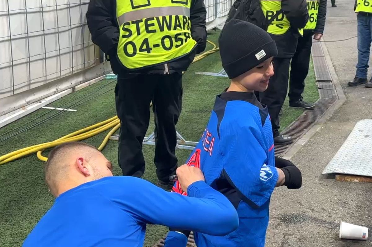 FCSB -0. Lacrimi de bucurie după gestul de suflet al lui Daniel Bîrligea: „Te iubesc!” » Moment emoționant surprins de reporterul GSP la Arena Națională