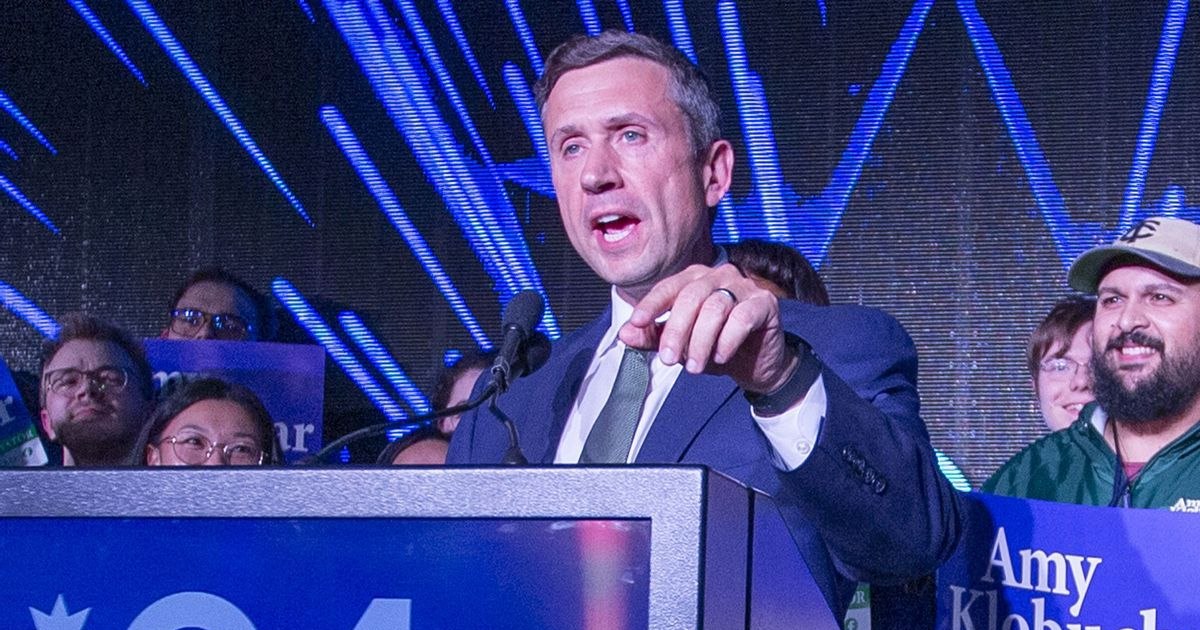 Democrații americani și-au ales un nou lider. Are sarcina de a reconstrui partidul pentru a se lupta cu Trump Democrații americani și-au ales un nou lider. Are sarcina de a reconstrui partidul pentru a se lupta cu Trump