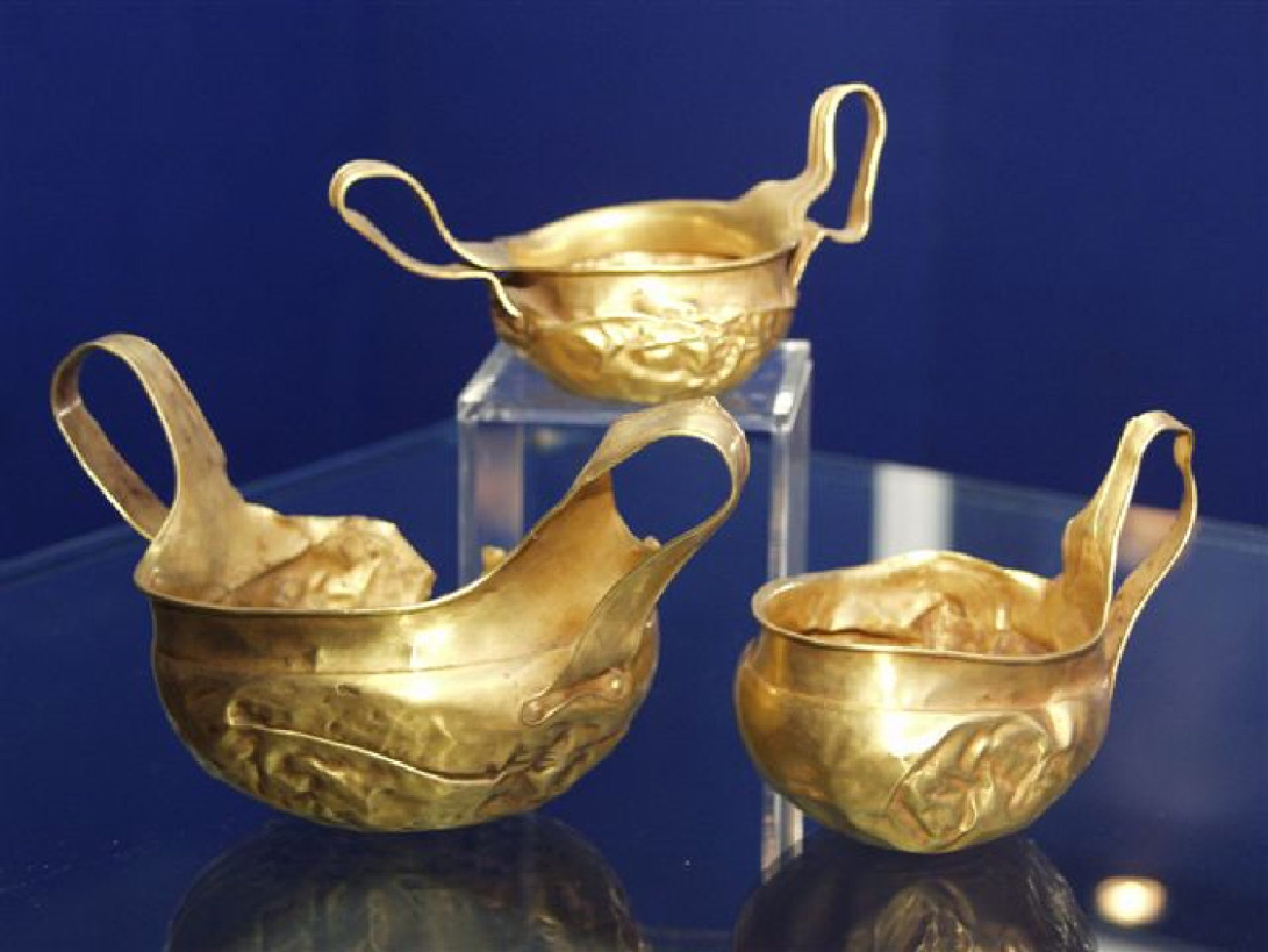 Artefacte de aur, vechi de 3000 de ani, au stat ”bibelou” pe holurile unei școli de sat din România. S-a crezut că sunt noi și din alamă Artefacte de aur, vechi de 3000 de ani, au stat ”bibelou” pe holurile unei școli de sat din România. S-a crezut că sunt noi și din alamă