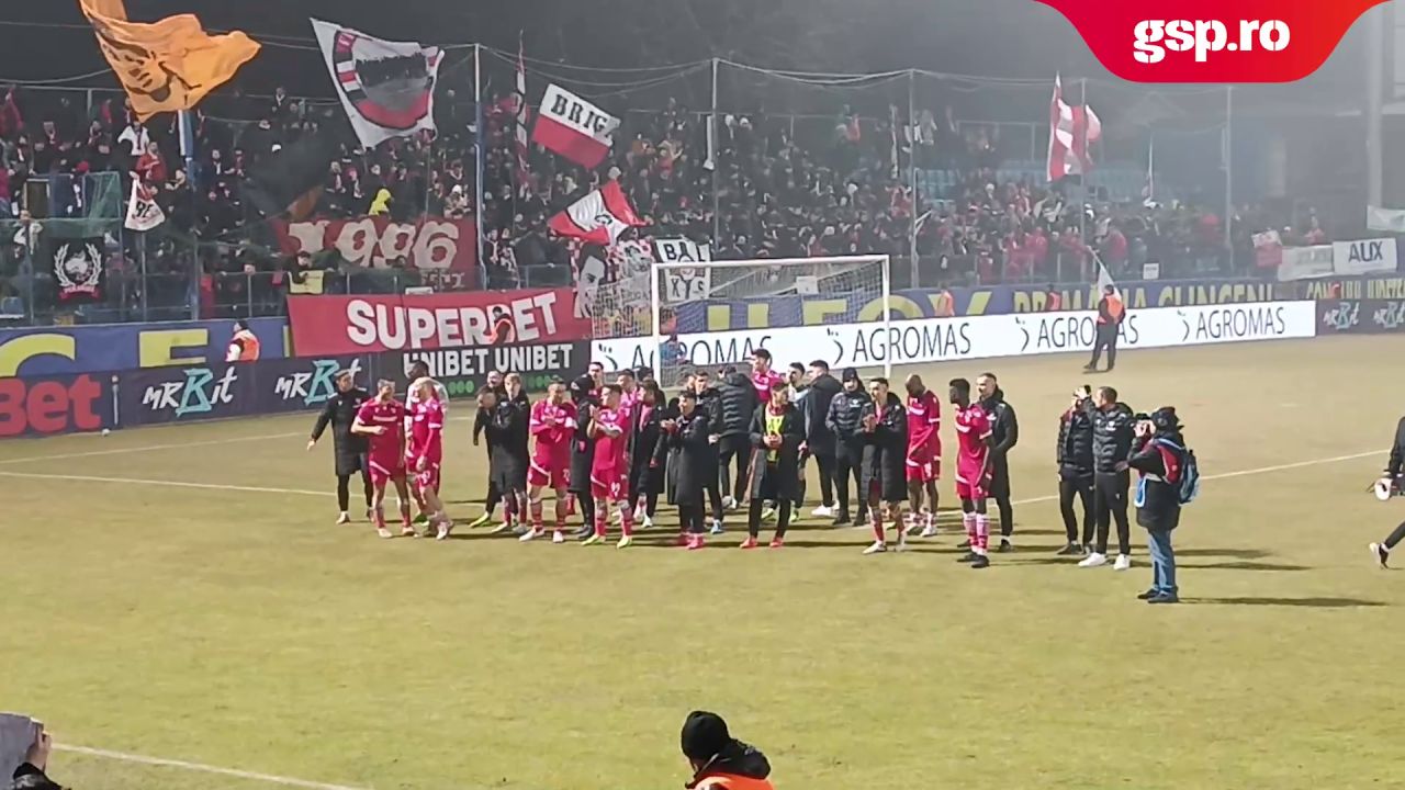 Unirea Slobozia -3. Jucătorii cântă alături de galerie la finalul meciului + Suporterii au o cerință specială: „Selmani, semnează contractul!” Unirea Slobozia -3. Jucătorii cântă alături de galerie la finalul meciului + Suporterii au o cerință specială: „Selmani, semnează contractul!”