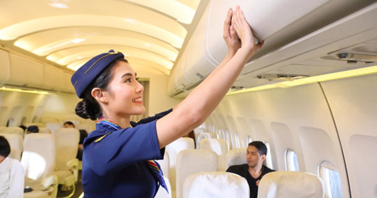 Cât câştigă o stewardesă care lucrează la Wizz Air, Ryanair, Tarom sau Emirates în 2025 Cât câştigă o stewardesă care lucrează la Wizz Air, Ryanair, Tarom sau Emirates în 2025