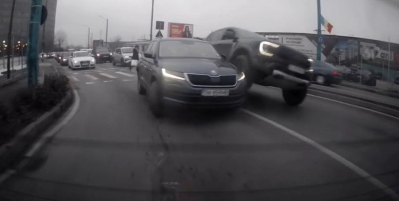 Monster Truck de Timișoara: Un șofer s-a urcat cu roțile pe o altă mașină pentru că nu i-a dat prioritate Monster Truck de Timișoara: Un șofer s-a urcat cu roțile pe o altă mașină pentru că nu i-a dat prioritate