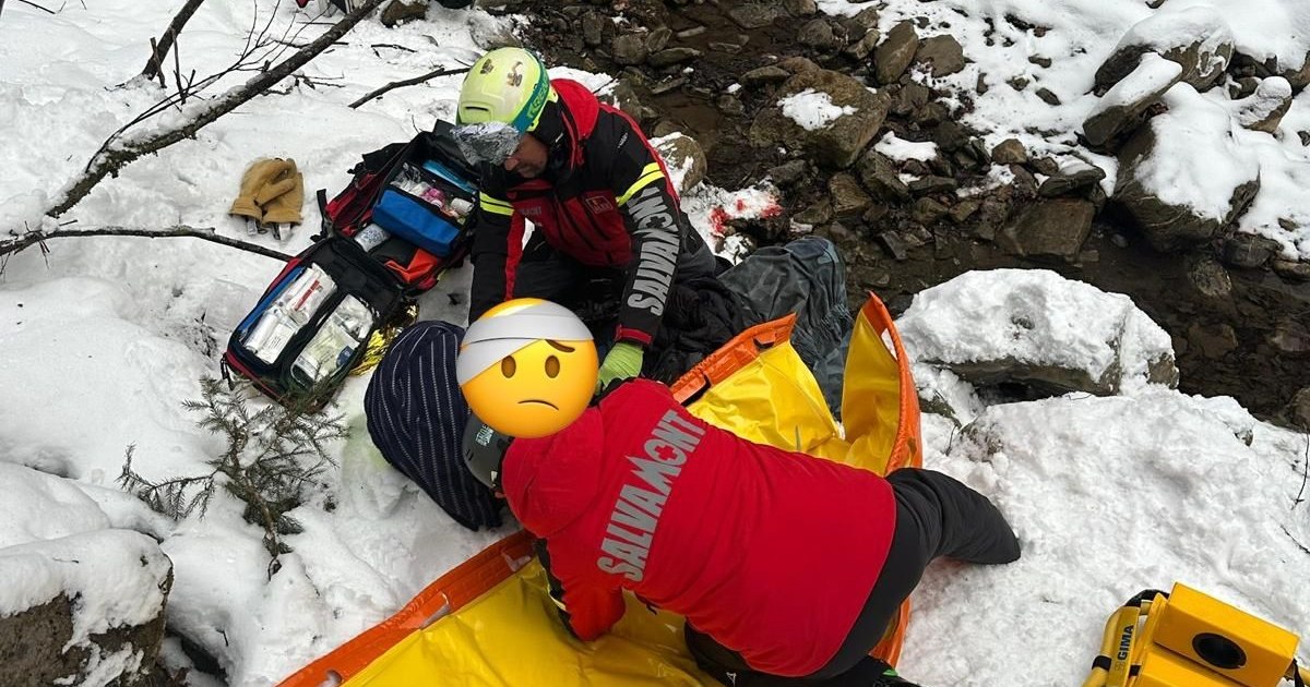 Prahova: Un turist străin este grav rănit după ce a sărit cu snowmobilul în albia unui pârâu