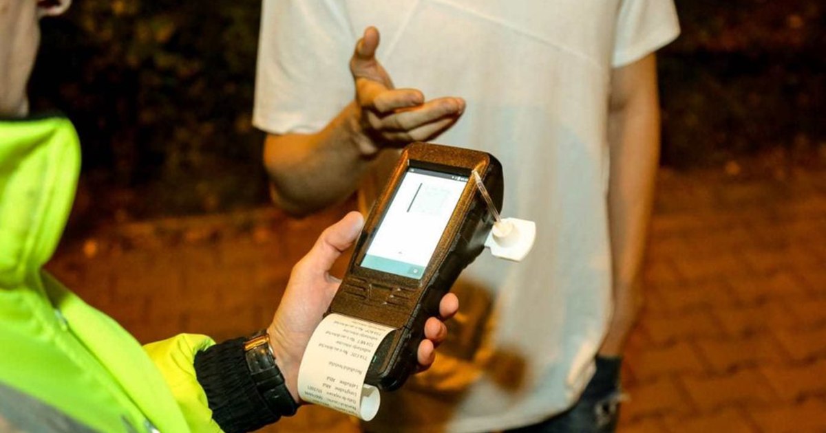 Șoferul agresiv care a mușcat un polițist și l-a lovit pe altul cu un Drugtest în cap a fost reținut Șoferul agresiv care a mușcat un polițist și l-a lovit pe altul cu un Drugtest în cap a fost reținut