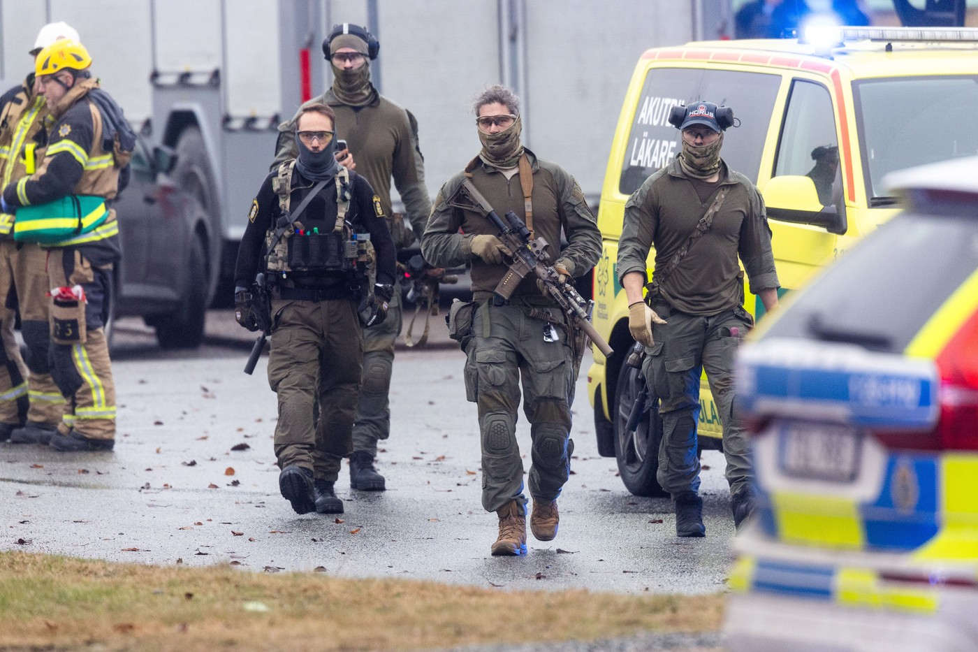 Poliția suedeză investighează un posibil motiv rasist pentru atacul de la centrul educațional din Örebro. Mai mulți sirieni se numără printre victime Poliția suedeză investighează un posibil motiv rasist pentru atacul de la centrul educațional din Örebro. Mai mulți sirieni se numără printre victime