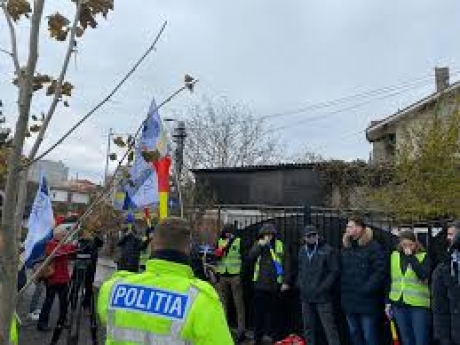 VIDEO Peste 100 de polițiști protestează la Vama Sculeni -a tăiat salariile tocmai celor care fac munca mai grea