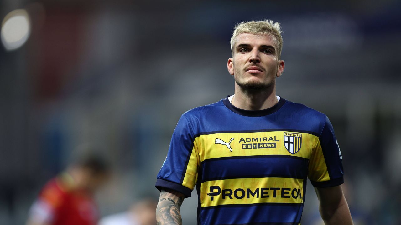 Valentin Mihăilă, lider într-un clasament care nu-i face cinste Valentin Mihăilă, lider într-un clasament care nu-i face cinste