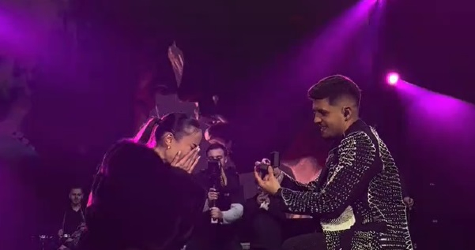 Babasha şi-a cerut iubita de soţie pe scenă, în timpul concertului din noaptea de Revelion