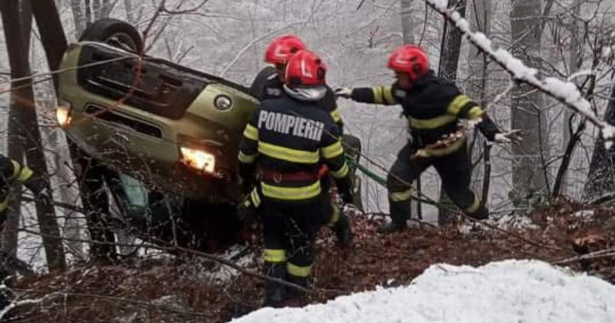 O mașină condusă de o femeie, în care se aflau și doi copii, s-a oprit într-un copac la câțiva metri de malul barajului Firiza O mașină condusă de o femeie, în care se aflau și doi copii, s-a oprit într-un copac la câțiva metri de malul barajului Firiza
