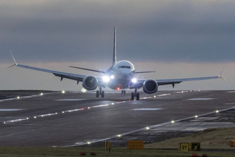 Un pasager a reușit să deturneze un avion, dar acum are de plătit daune consistente companiei aviatice