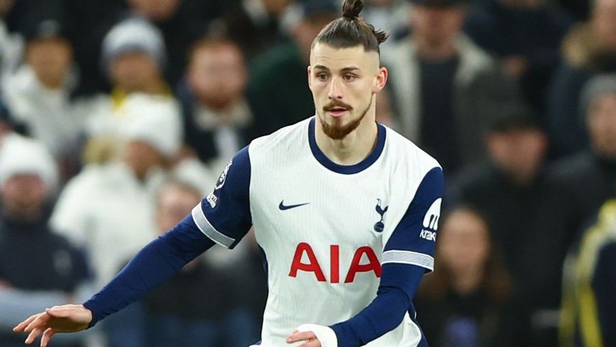 Probleme pentru Drăgușin? Fundașul lui Tottenham cu mai multe goluri decât Lamine Yamal. Puștiul a dat gol din foarfecă