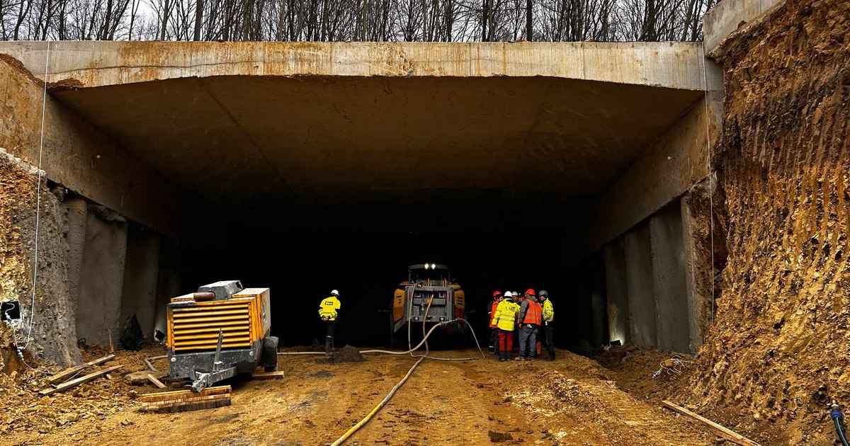 Premieră pe șantierul autostrăzii cu tuneluri: „Lucrări 24 de ore din 24, șapte zile pe săptămână la noile galerii” Premieră pe șantierul autostrăzii cu tuneluri: „Lucrări 24 de ore din 24, șapte zile pe săptămână la noile galerii”