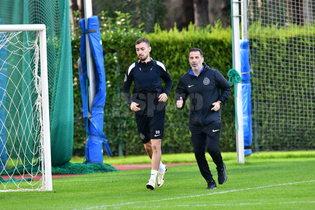 Jucătorul mult așteptat de suporterii celor de la FCSB este în tribunele Arenei Naționale pentru partida cu Lyon Jucătorul mult așteptat de suporterii celor de la FCSB este în tribunele Arenei Naționale pentru partida cu Lyon