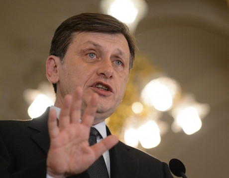 Crin Antonescu ia apărarea FCSB-ului și lui Gigi Becali: Situaţia asta de la Steaua îmi scapă. Nu înţeleg de ce un stadion nu poate fi folosit pe prima scenă