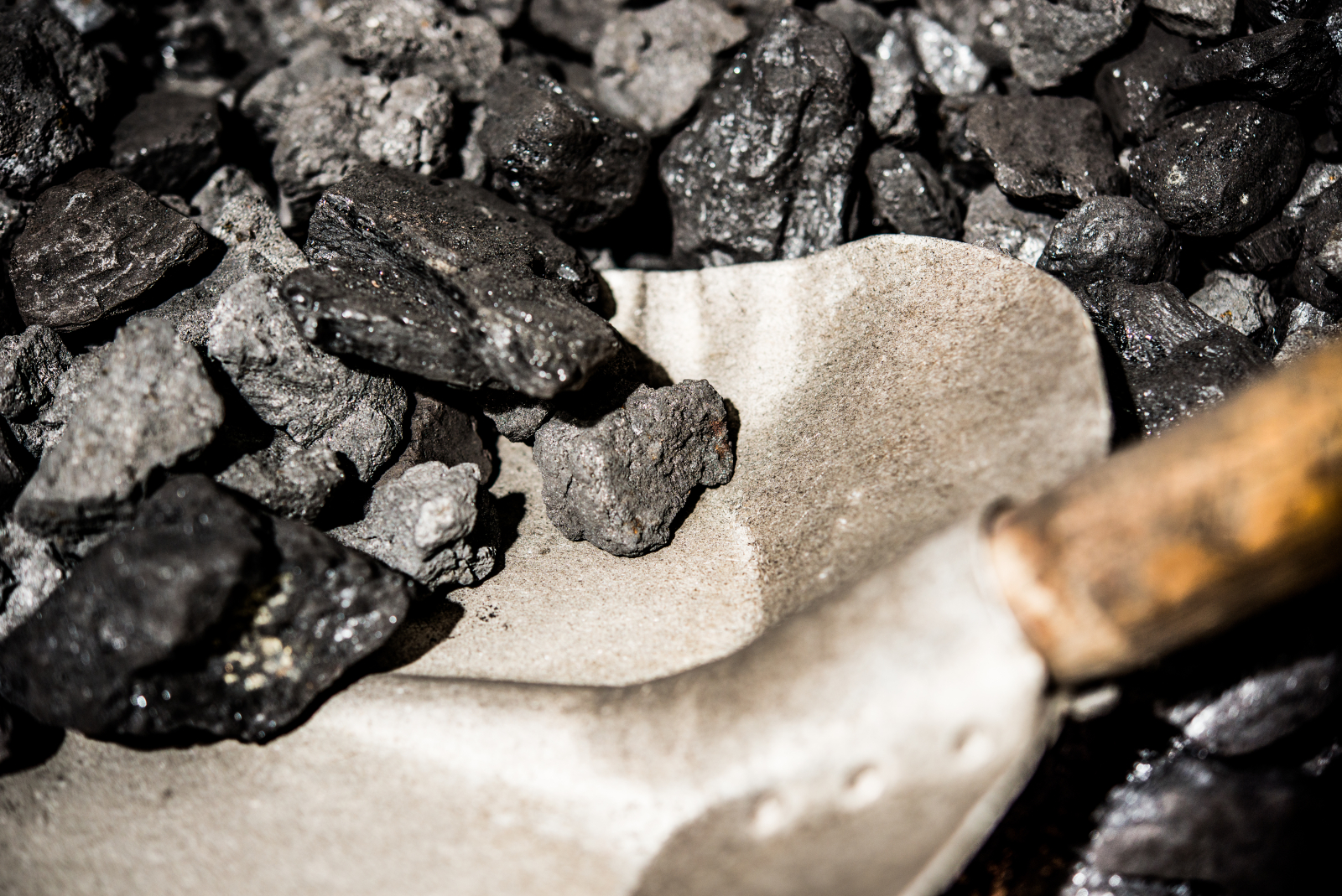 Producția de cărbune a României, în scădere. Cu cât s-au redus importurile