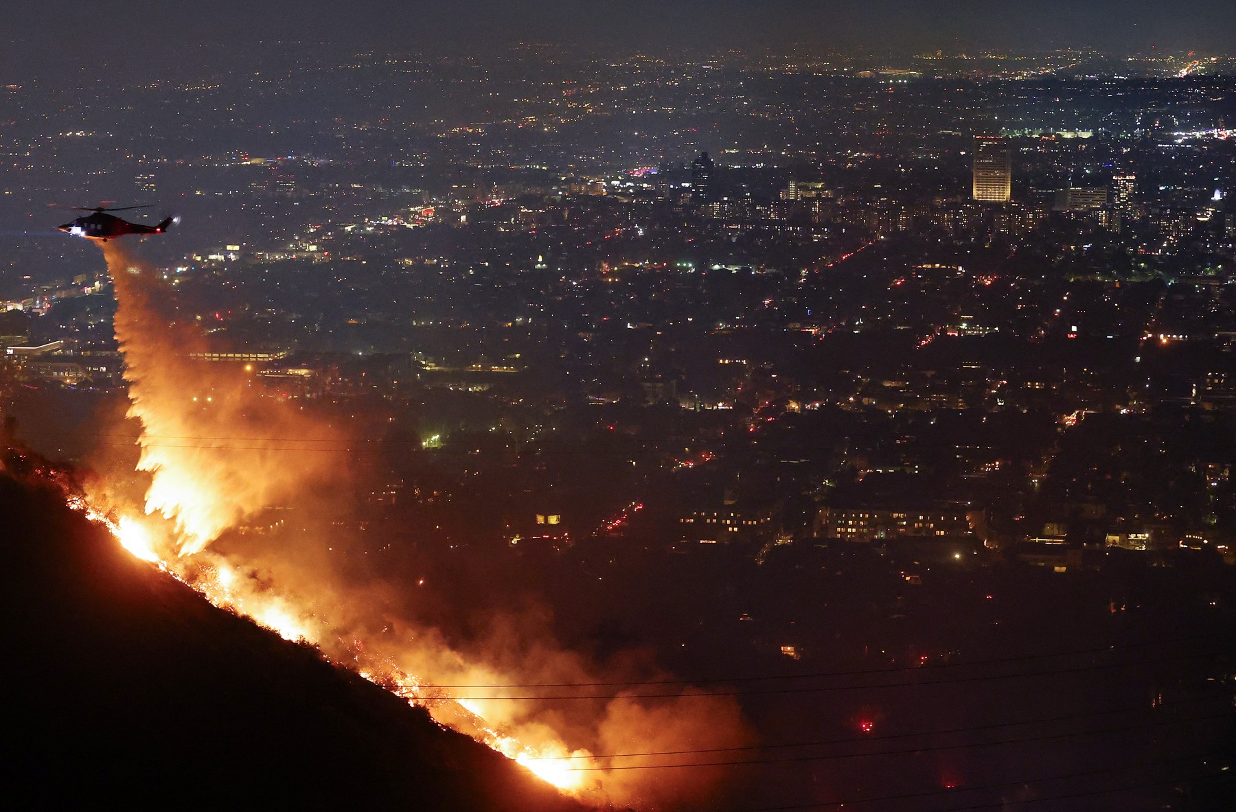 Incendiile devastatoare din Los Angeles se extind. Autorităţile au ordonat evacuarea cartierului Hollywood / Cel puțin cinci morți Incendiile devastatoare din Los Angeles se extind. Autorităţile au ordonat evacuarea cartierului Hollywood / Cel puțin cinci morți