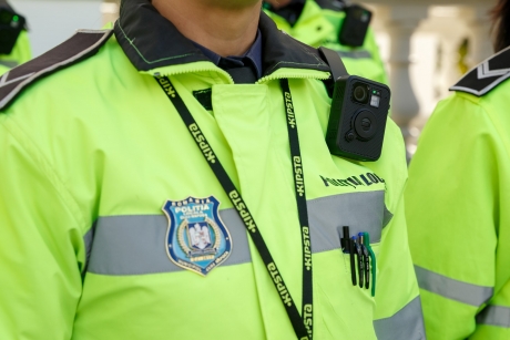 De la uniformă la zeghe! Fost polițist, condamnat după ce și-a sechestrat soția, a legat-o de gard și a violat-o De la uniformă la zeghe! Fost polițist, condamnat după ce și-a sechestrat soția, a legat-o de gard și a violat-o