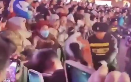 VIDEO Ne temeam de asta, dar acum o vedem întâmplându-se: un robot scăpat de sub control a atacat mulțimea prezentă la un festival