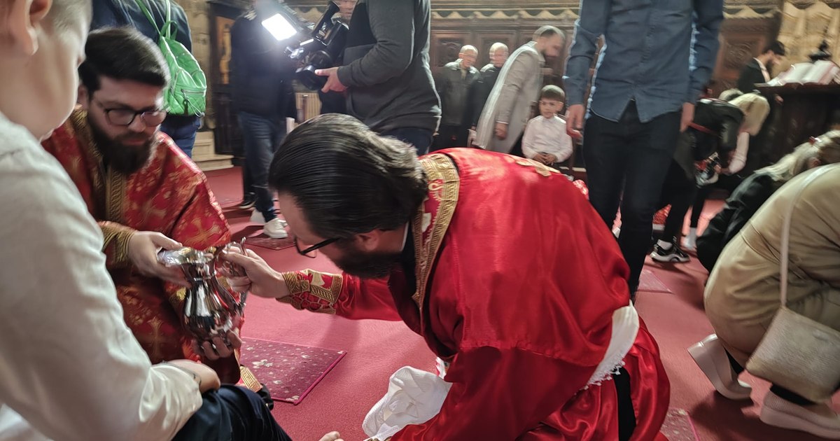 Momentul emoționant al spălării picioarelor din Joia Mare, la Arhiepiscopia Dunări de Jos. Tradiție veche de 2.000 de ani