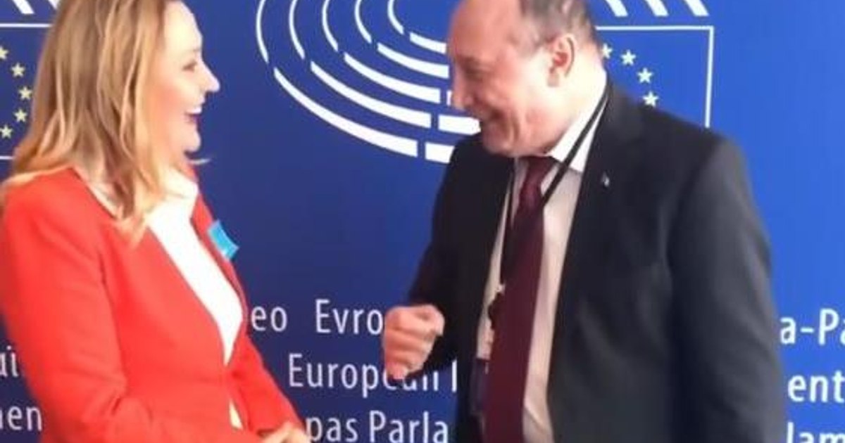 Elena Lasconi sare în apărarea lui Băsescu după disputa cu Ciolacu. „Limbajul lui nu e doar o rușine, ci o insultă” Elena Lasconi sare în apărarea lui Băsescu după disputa cu Ciolacu. „Limbajul lui nu e doar o rușine, ci o insultă”