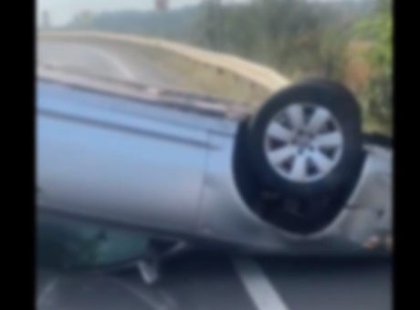 Accident provocat de un șofer de de 90 de ani: Mașina în care se afla s-a răsturnat Accident provocat de un șofer de de 90 de ani: Mașina în care se afla s-a răsturnat