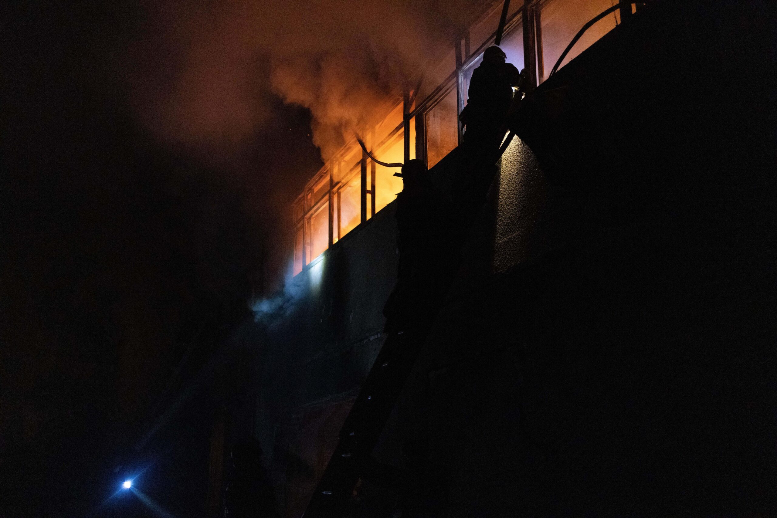 „Moscova disprețuiește eforturile diplomatice ale partenerilor”, afirmă Zelenski, pe măsură ce Rusia și Ucraina se acuză reciproc de atacuri asupra infrastructurii energetice „Moscova disprețuiește eforturile diplomatice ale partenerilor”, afirmă Zelenski, pe măsură ce Rusia și Ucraina se acuză reciproc de atacuri asupra infrastructurii energetice