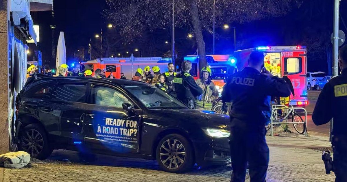 „Victime în masă” după ce o mașină a intrat în plin într-un grup de pietoni în Germania. Un polițist, printre răniți „Victime în masă” după ce o mașină a intrat în plin într-un grup de pietoni în Germania. Un polițist, printre răniți