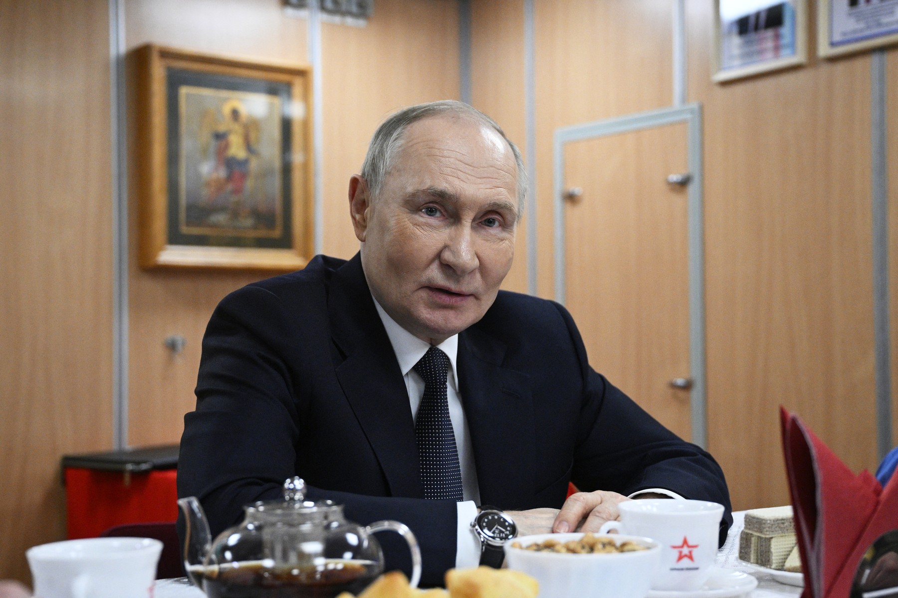 Vladimir Putin lansează o nouă strategie pentru Ucraina, care implică SUA și Occidentul. „Apoi începem discuțiile despre un tratat de pace” Vladimir Putin lansează o nouă strategie pentru Ucraina, care implică SUA și Occidentul. „Apoi începem discuțiile despre un tratat de pace”