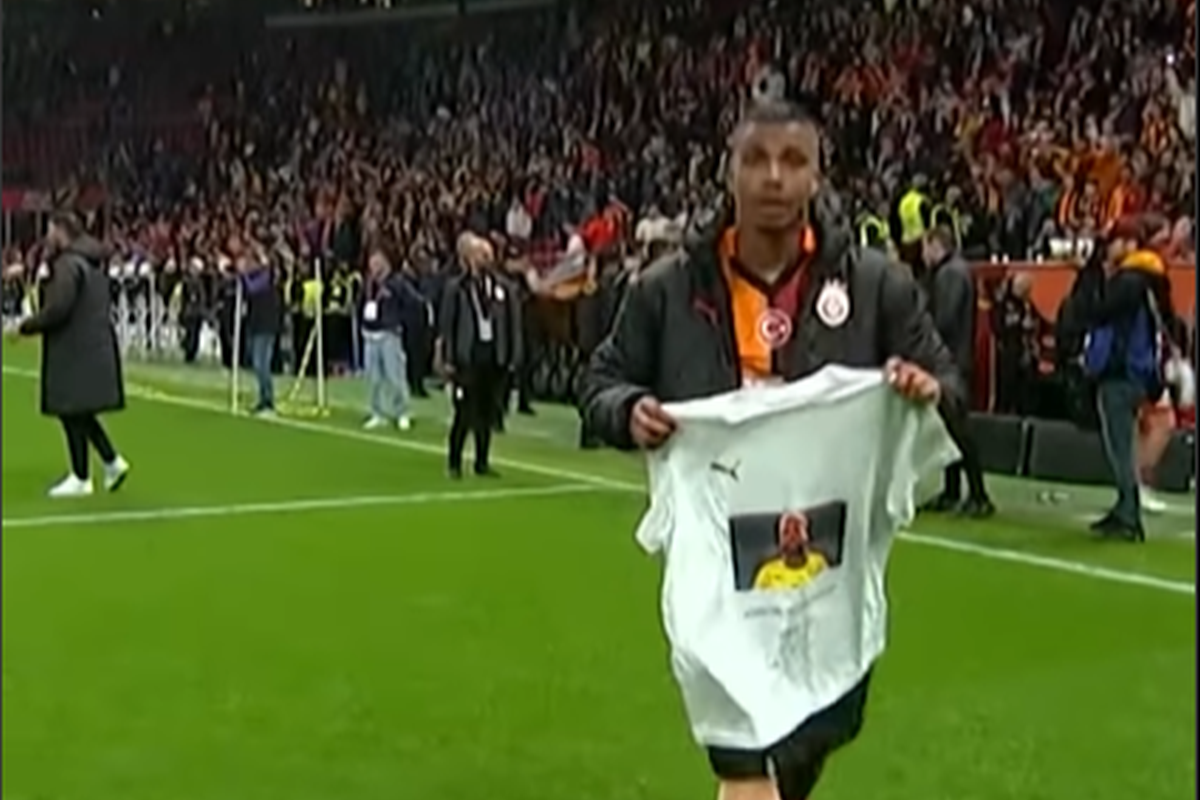 Gest emoționant în memoria lui Aaron Boupendza » Ce a afișat fostul său coleg de la naționala Gabonului Gest emoționant în memoria lui Aaron Boupendza » Ce a afișat fostul său coleg de la naționala Gabonului