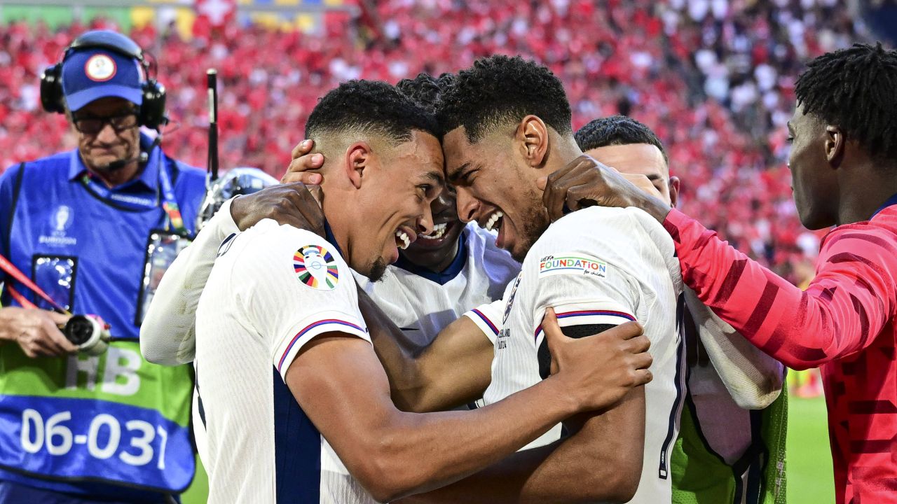 Jude Bellingham, intermediar! Englezul l-ar fi convins pe Trent Alexander-Arnold să se transfere la Real Madrid Jude Bellingham, intermediar! Englezul l-ar fi convins pe Trent Alexander-Arnold să se transfere la Real Madrid