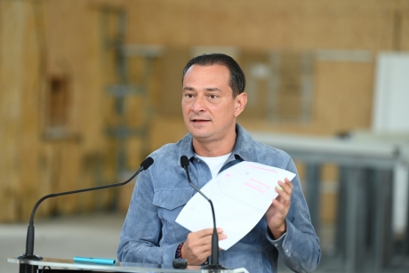 Peste 300 de copii ai Sectorului 4 așteaptă, în zadar, ca primarul general, Nicușor Dan, să permită modernizarea unei școli de elită și a unei săli de sport Peste 300 de copii ai Sectorului 4 așteaptă, în zadar, ca primarul general, Nicușor Dan, să permită modernizarea unei școli de elită și a unei săli de sport