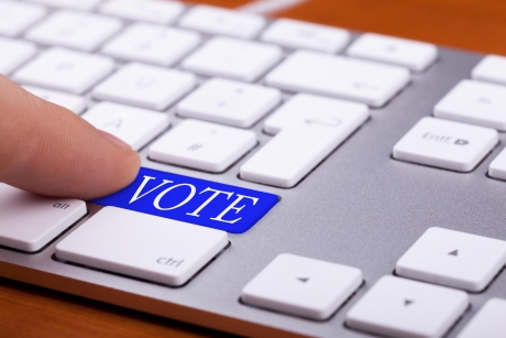 Stele-n apă și voturi în noapte: alegerea dintre golanul vizionar și profesorul rătăcit