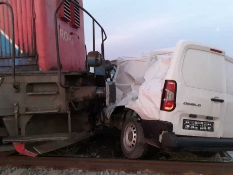 Accident feroviar în Iași. Un tren a lovit în plin o mașină