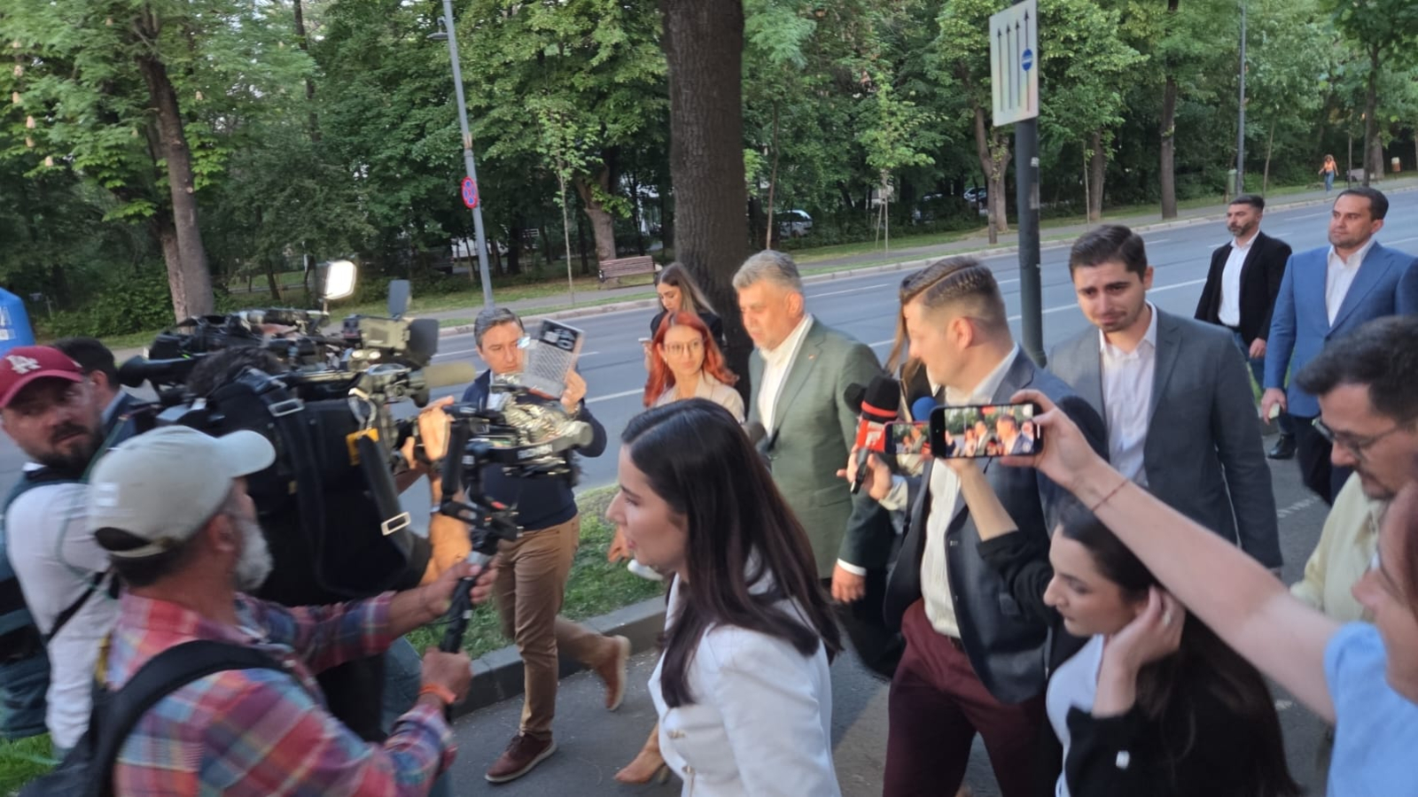 Ce i-a strigat Moșteanu (USR) lui Ciolacu (PSD) înainte de publicarea exit poll-urilor, în plină stradă